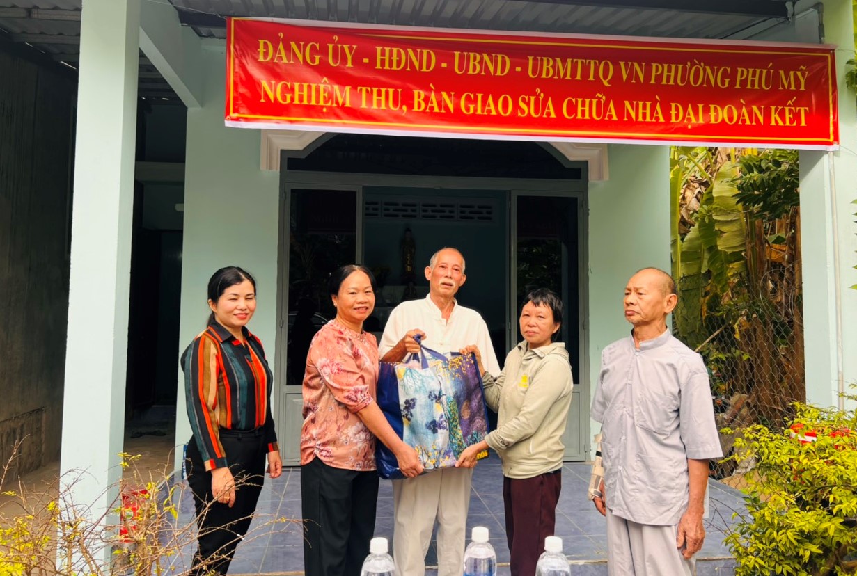 Ông Lâm Văn Quang  (phường Phú Mỹ, TX. Phú Mỹ) nhận nhà mới sau khi được chính quyền địa phương sửa chữa, nâng cấp và quà Tết  của địa phương trao tặng