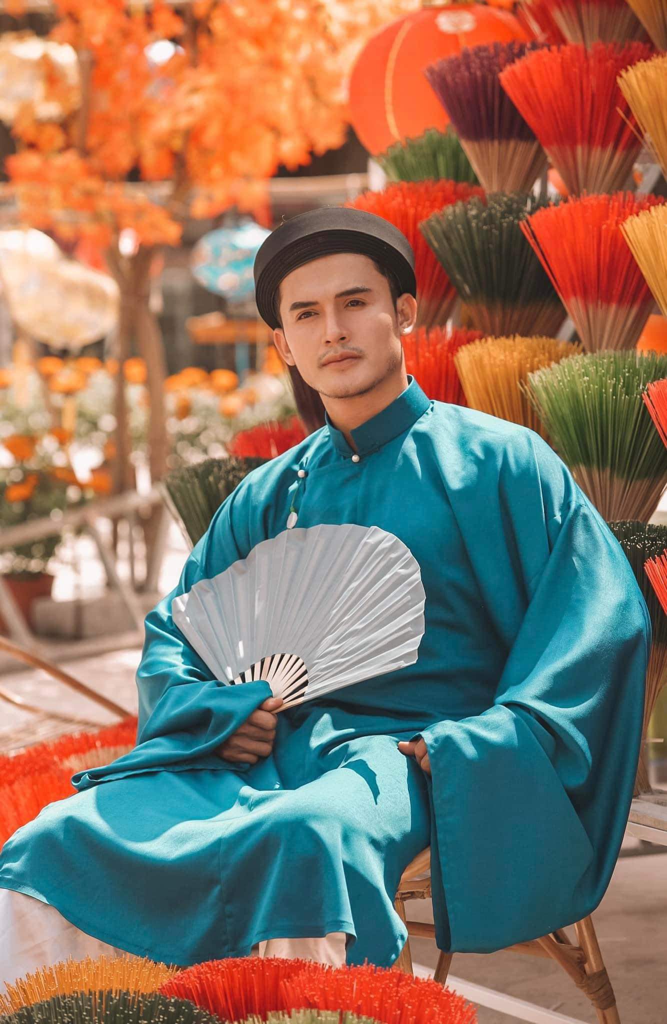 Đấu năm mới, nhiều bạn trẻ đến chùa Bửu Lâm vừa xin lộc vừa thực hiện những bộ ảnh ưng ý.