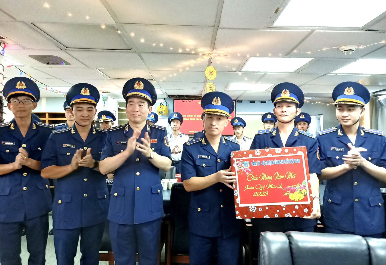 Trung tướng Bùi Quốc Oai, Chính ủy Cảnh sát biển Việt Nam tặng quà Tết cho cán bộ, chiến sĩ Hải đoàn 32.