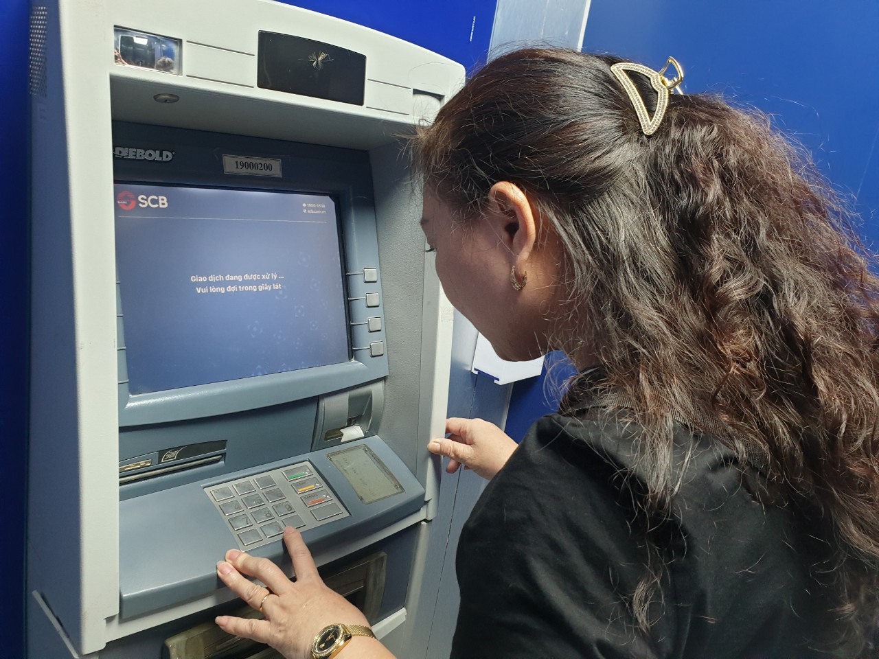 Nhu cầu rút tiền mặt tại ATM đã giảm hẳn, lâu lâu mới có một khách hàng vào rút tiền. 