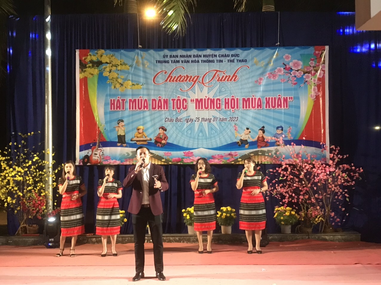Một tiết mục văn nghệ trong chương trình “Hát múa dân tộc mừng hội mùa Xuân” tại huyện Châu Đức vào tối mùng 4 Tết.