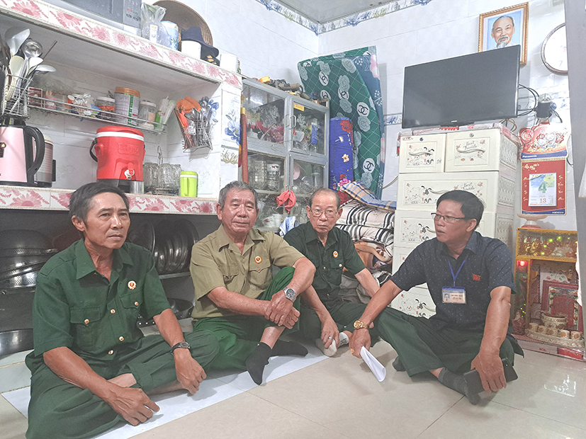 Các CCB phường Thắng Nhì đến thăm hỏi ông Trần Văn Linh (bìa trái) trong căn nhà mới 17m2.