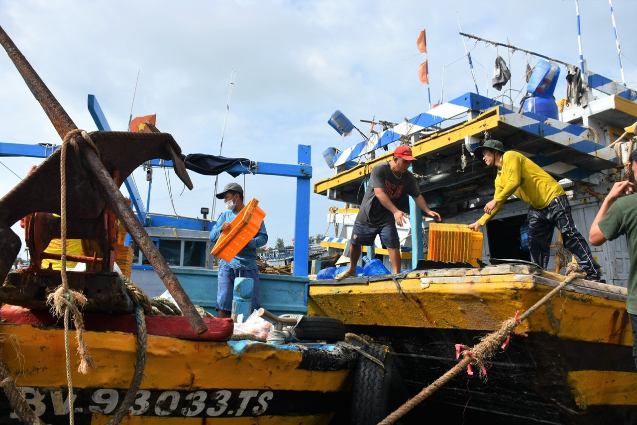 Ngư dân xã Lộc An (huyện Đất Đỏ) chuẩn bị lương thực, ngư cụ cho chuyến biển đầu năm.