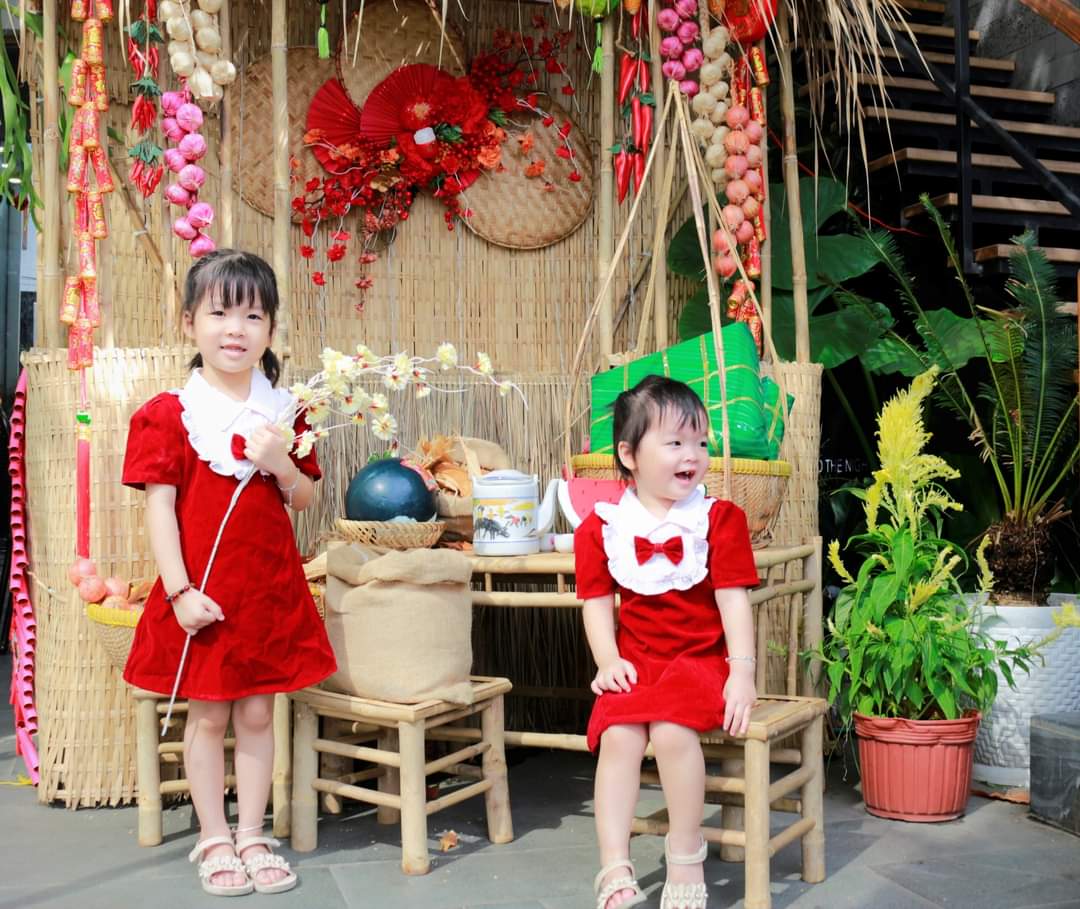 Hai em nhỏ Thảo Tiên và Thiên Kim chụp ảnh 