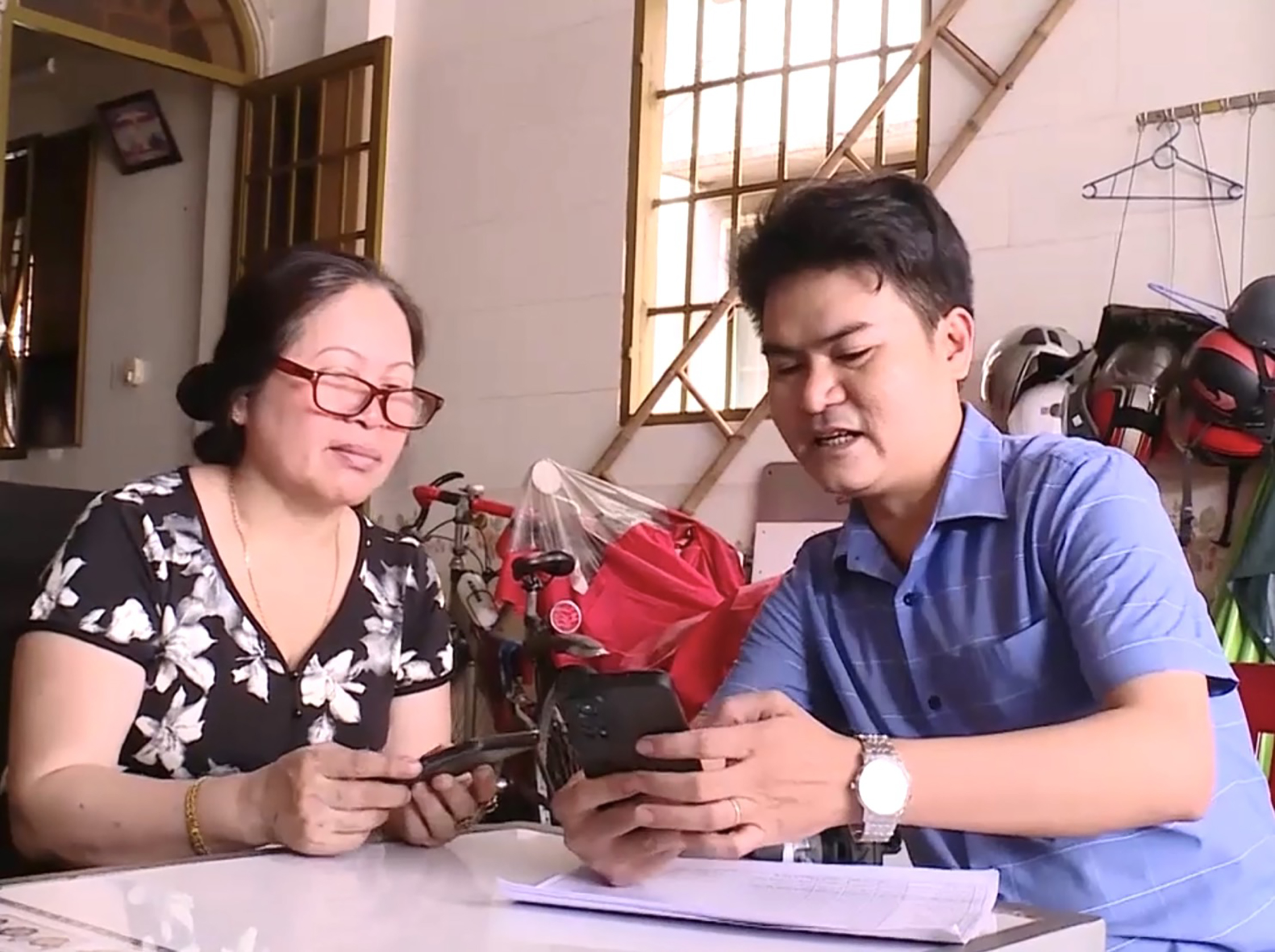 Thành viên tổ công nghệ số cộng đồng TT. Ngãi Giao, huyện Châu Đức hướng dẫn người dân thực hiện dịch vụ công trực tuyến.