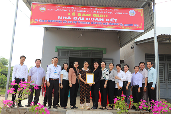 UBMTTQ Việt Nam tỉnh vận động Công ty TNHH MTV Xổ số Kiến thiết tỉnh tặng nhà đại đoàn kết cho hộ nghèo tại huyện Xuyên Mộc trước Tết Nguyên đán Quý Mão 2023.
