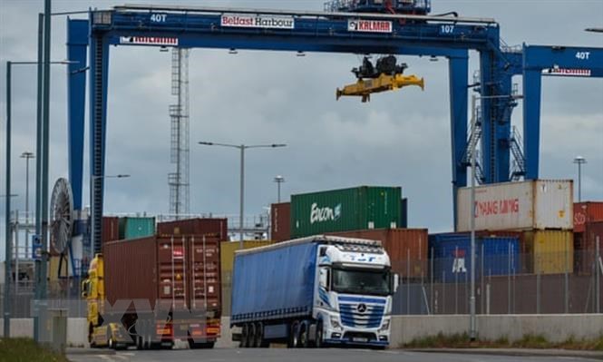 Xe tải chở hàng tại cảng container ở Belfast, Bắc Ireland.