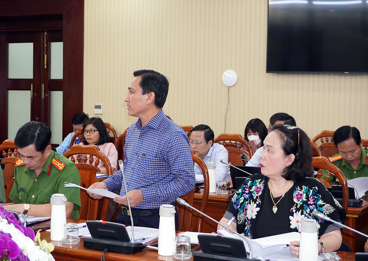 Ông Đỗ Hữu Hiền, Giám đốc Sở TT-TT báo cáo về công tác chuyển đổi số trên địa bàn tỉnh.