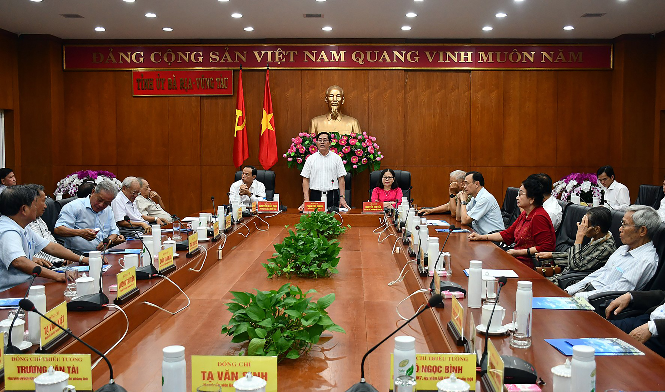 Ông Phạm Viết Thanh, Ủy viên Trung ương Đảng, Bí thư Tỉnh ủy, Chủ tịch HĐND tỉnh phát biểu tiếp thu những góp ý tâm huyết của các vị nguyên lãnh đạo tỉnh với sự phát triển kinh tế - xã hội của tỉnh tại buổi gặp gỡ nguyên lãnh đạo tỉnh nhân dịp Tết Nguyên đán Quý Mão 2023.