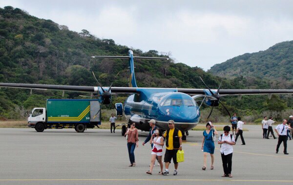 Hành khách đến sân bay Côn Đảo bằng đường hàng không.