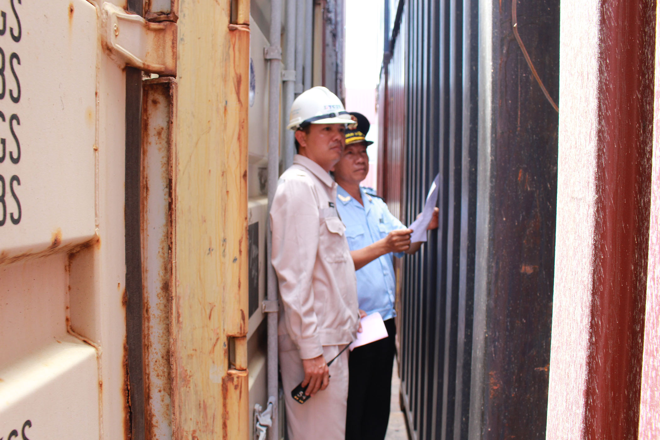 Nhân viên Chi cục hải quan cửa khẩu Cảng Cái Mép kiểm tra hàng container  tại Cảng TCIT.