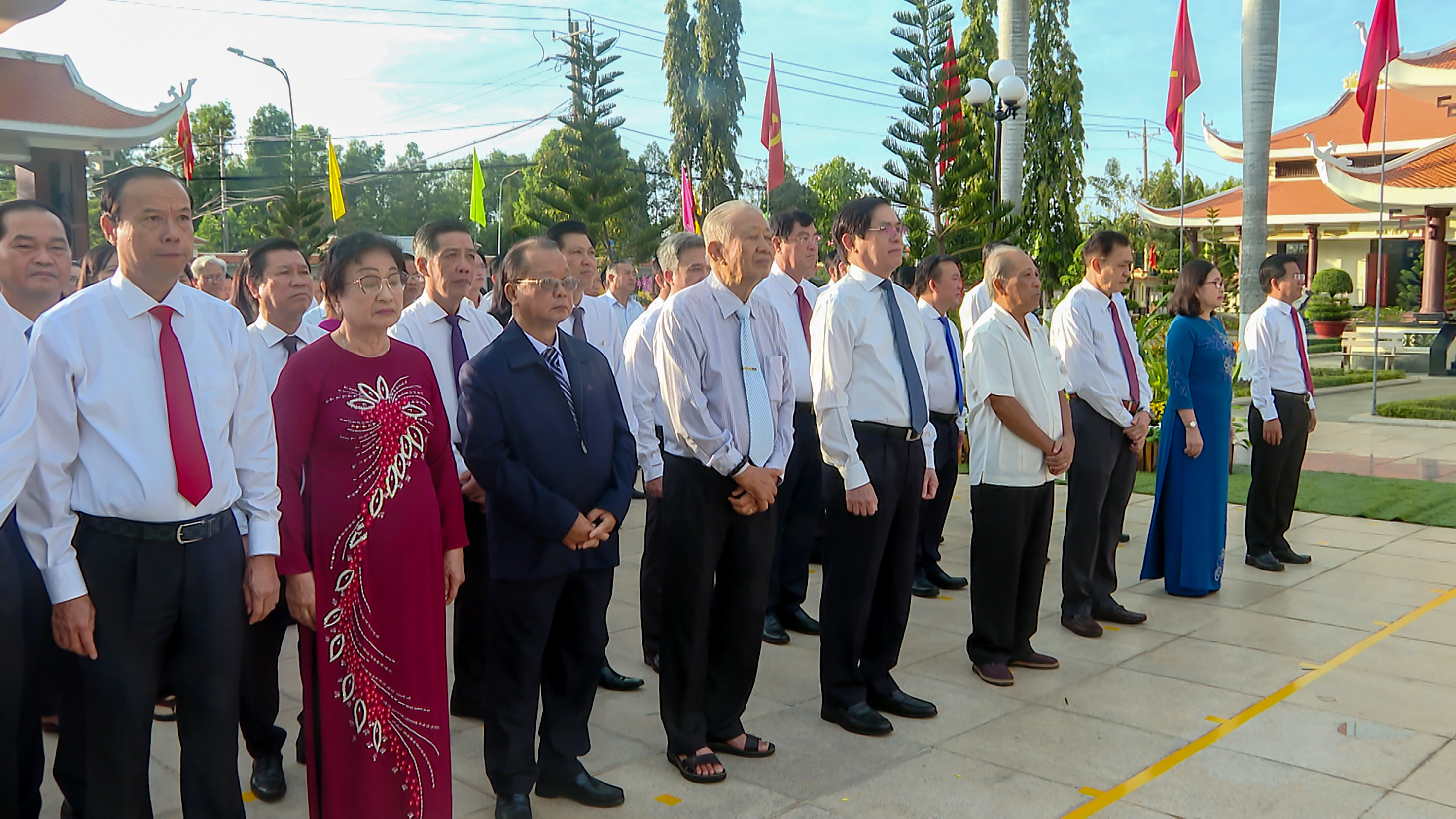 Lãnh đạo Tỉnh ủy, HĐND, UBND, UBMTTQ Việt Nam tỉnh và các đại biểu tham dự Lễ viếng.