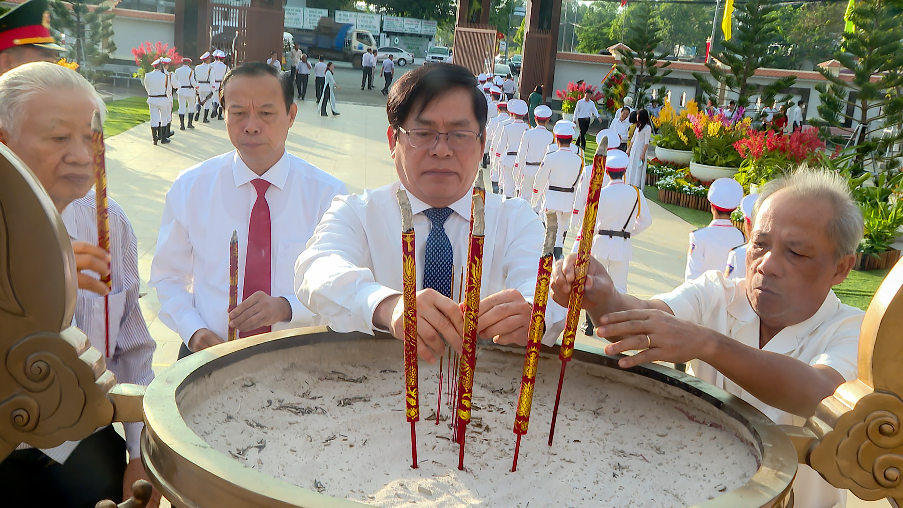 Ông Phạm Viết Thanh, Ủy viên Trung ương Đảng, Bí thư Tỉnh ủy, Chủ tịch HĐND tỉnh thắp hương tại Đài tưởng niệm các anh hùng liệt sĩ.