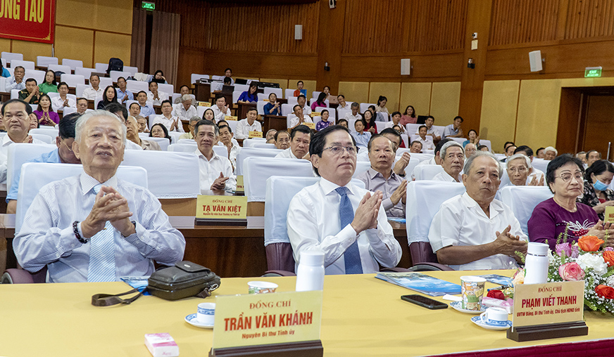 Ông Phạm Viết Thanh, Ủy viên Trung ương Đảng, Bí thư Tỉnh ủy, Chủ tịch HĐND tỉnh (hàng đầu thứ hai từ trái qua) cùng lãnh đạo tỉnh qua các thời kỳ, các đại biểu tham dự họp mặt
