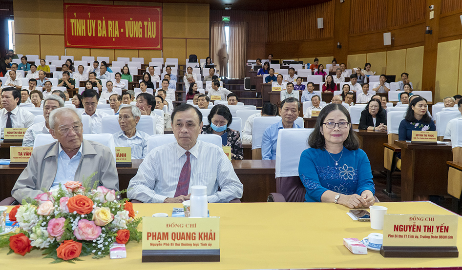Bà Nguyễn Thị Yến, Phó Bí thư Thường trực Tỉnh ủy, Trưởng Đoàn ĐBQH tỉnh cùng lãnh đạo tỉnh qua các thời kỳ, các đại biểu tham dự họp mặt