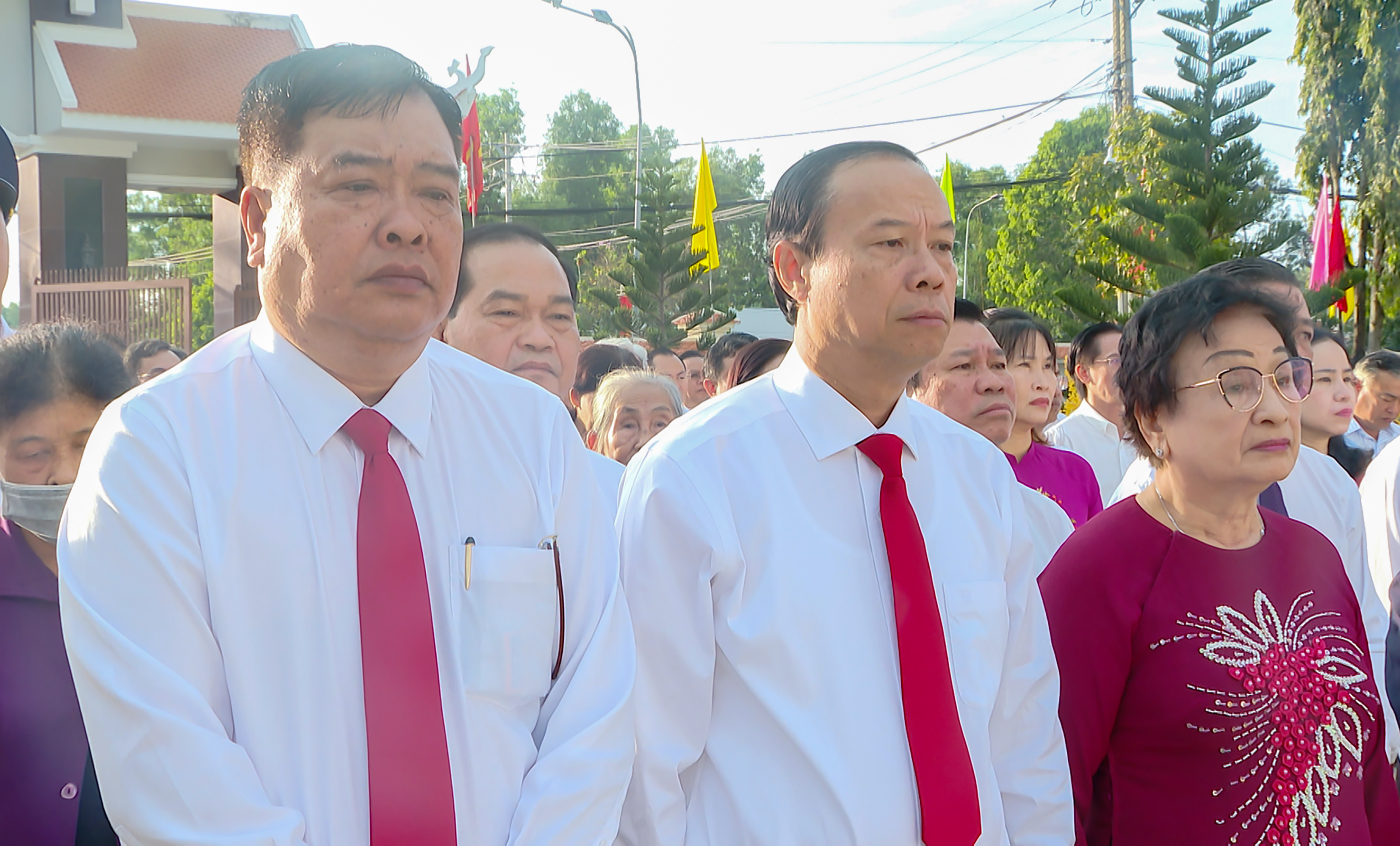 Ông Nguyễn Văn Thọ, Chủ tịch UBND tỉnh; ông Nguyễn Văn Trình, nguyên Chủ tịch UBND tỉnh và đại biểu dự lễ viếng. 