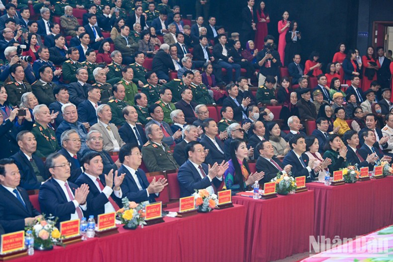 Chủ tịch Quốc hội Vương Đình Huệ và các đồng chí lãnh đạo, nguyên lãnh đạo Đảng, Nhà nước và các đại biểu dự lễ kỷ niệm.
