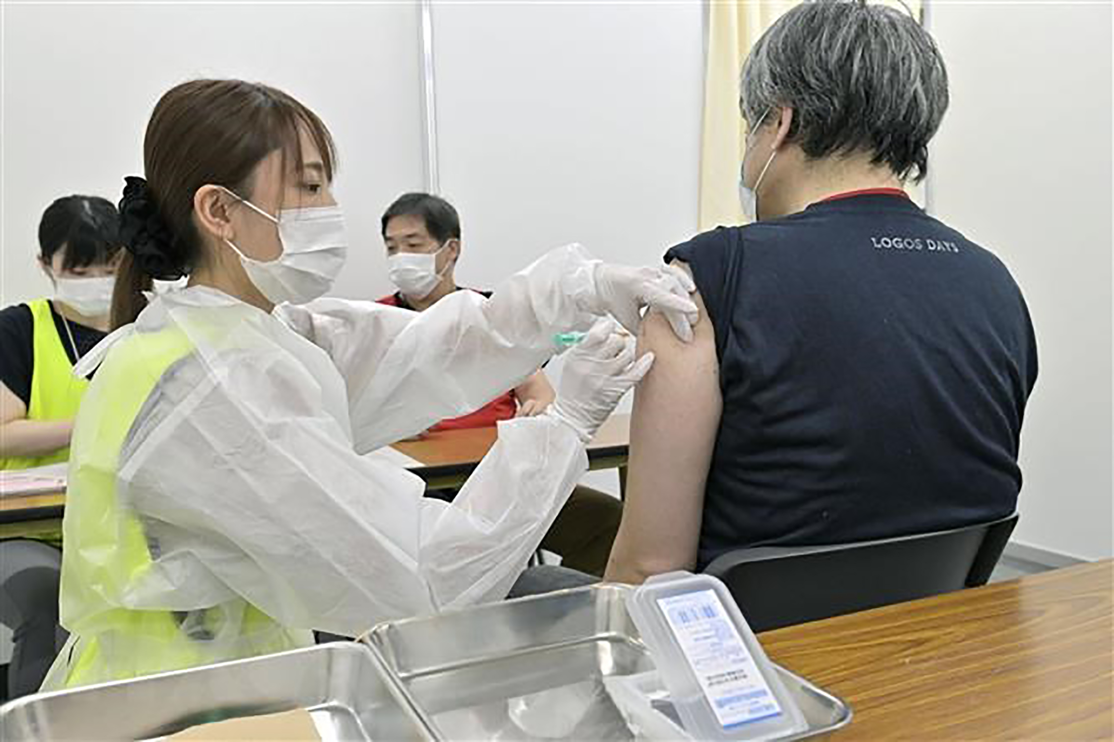 Nhân viên y tế tiêm vắc xin phòng COVID-19 cho người dân tại Osaka, Nhật Bản.