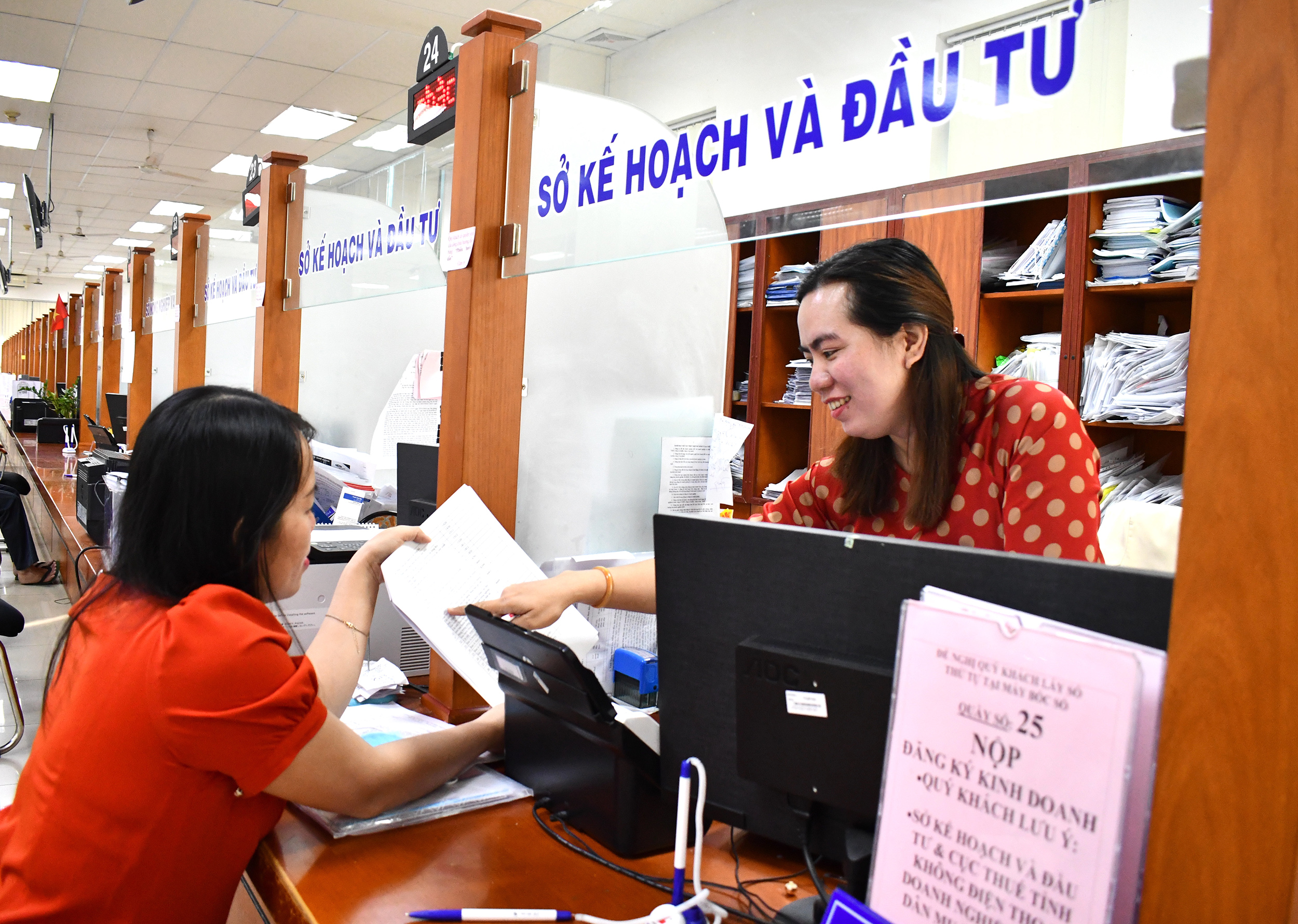 Người dân làm thủ tục hành chính tại Trung tâm Phục vụ hành chính công của tỉnh.