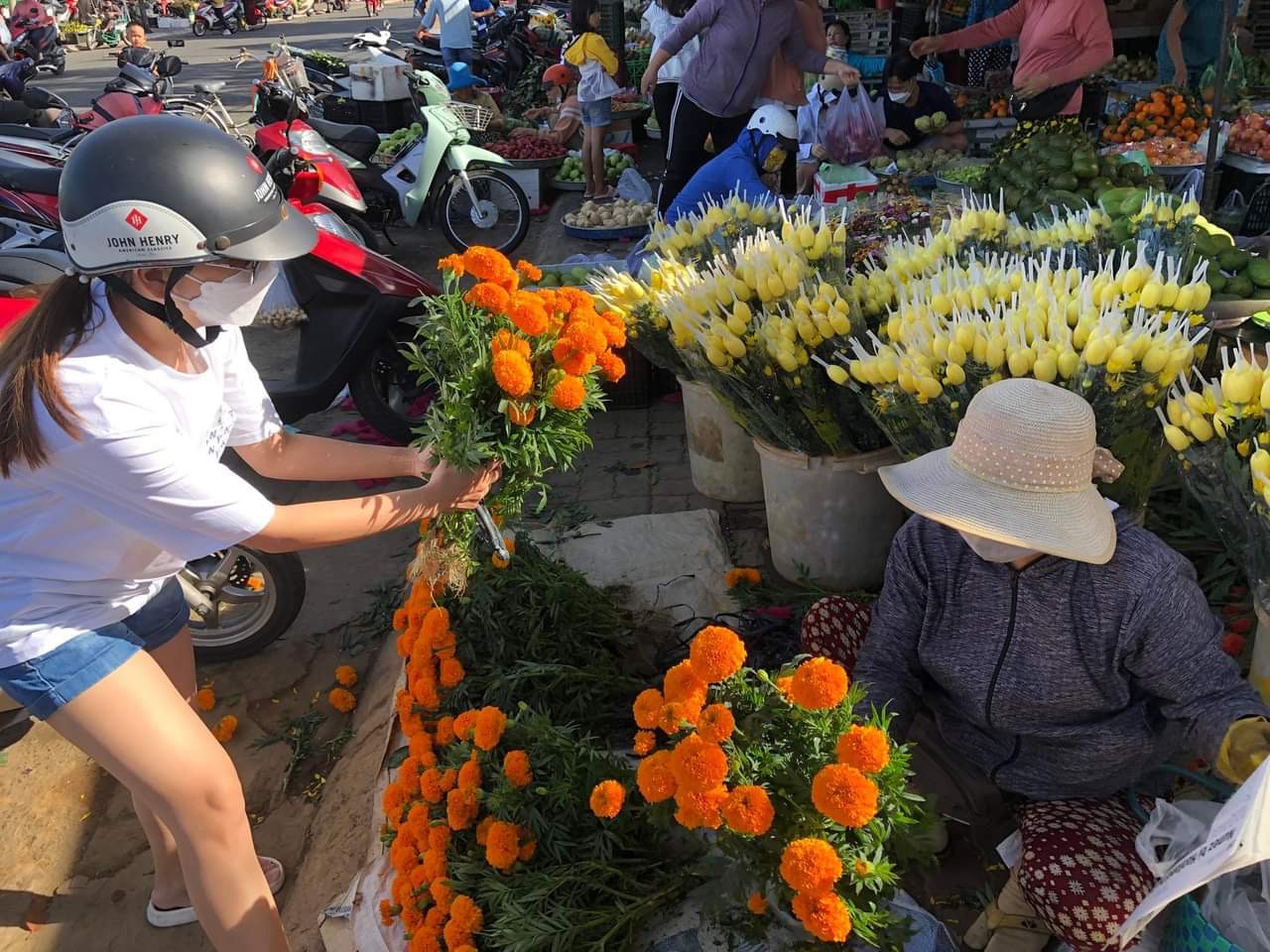 Khách chọn mua hoa tươi trên đường Nam Kỳ Khởi Nghĩa, TP. Vũng Tàu.