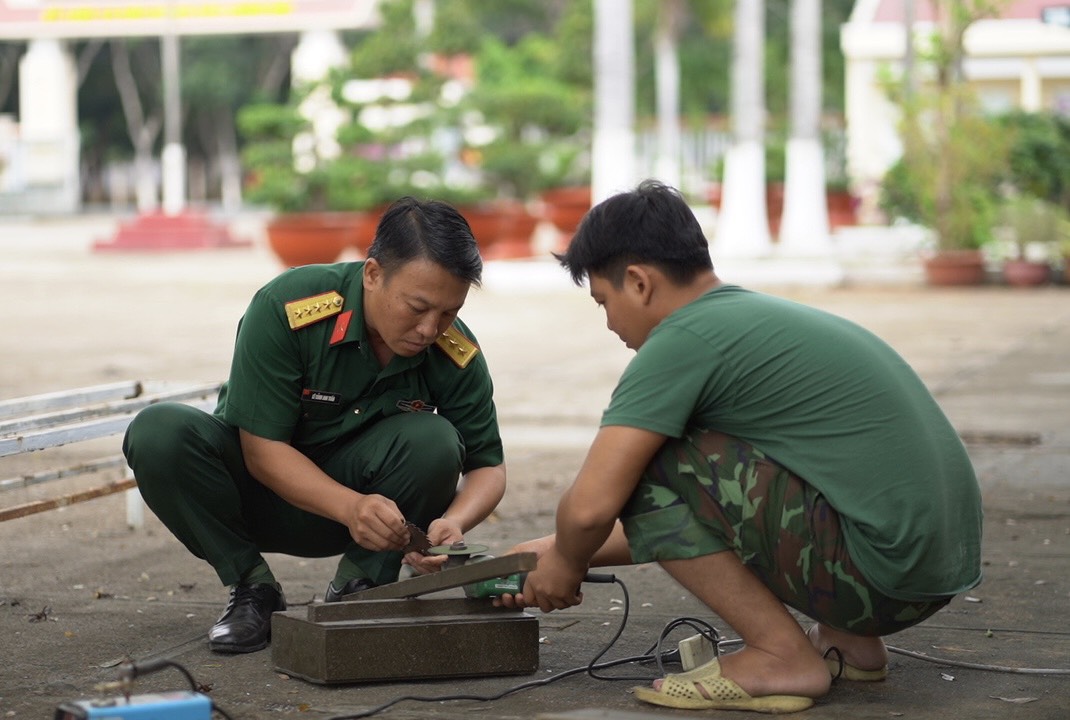 Cán bộ, chiến sĩ Trung đoàn Minh Đạm tu sửa cơ sở vật chất phục vụ công tác huấn luyện chiến sĩ mới.