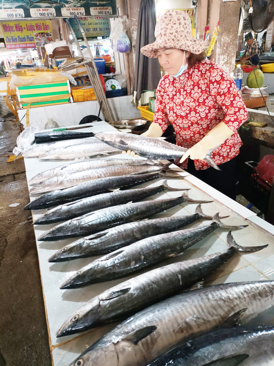 Giá cá thu tại Chợ Long Hải giảm 30% so với thời điểm trong Tết.
