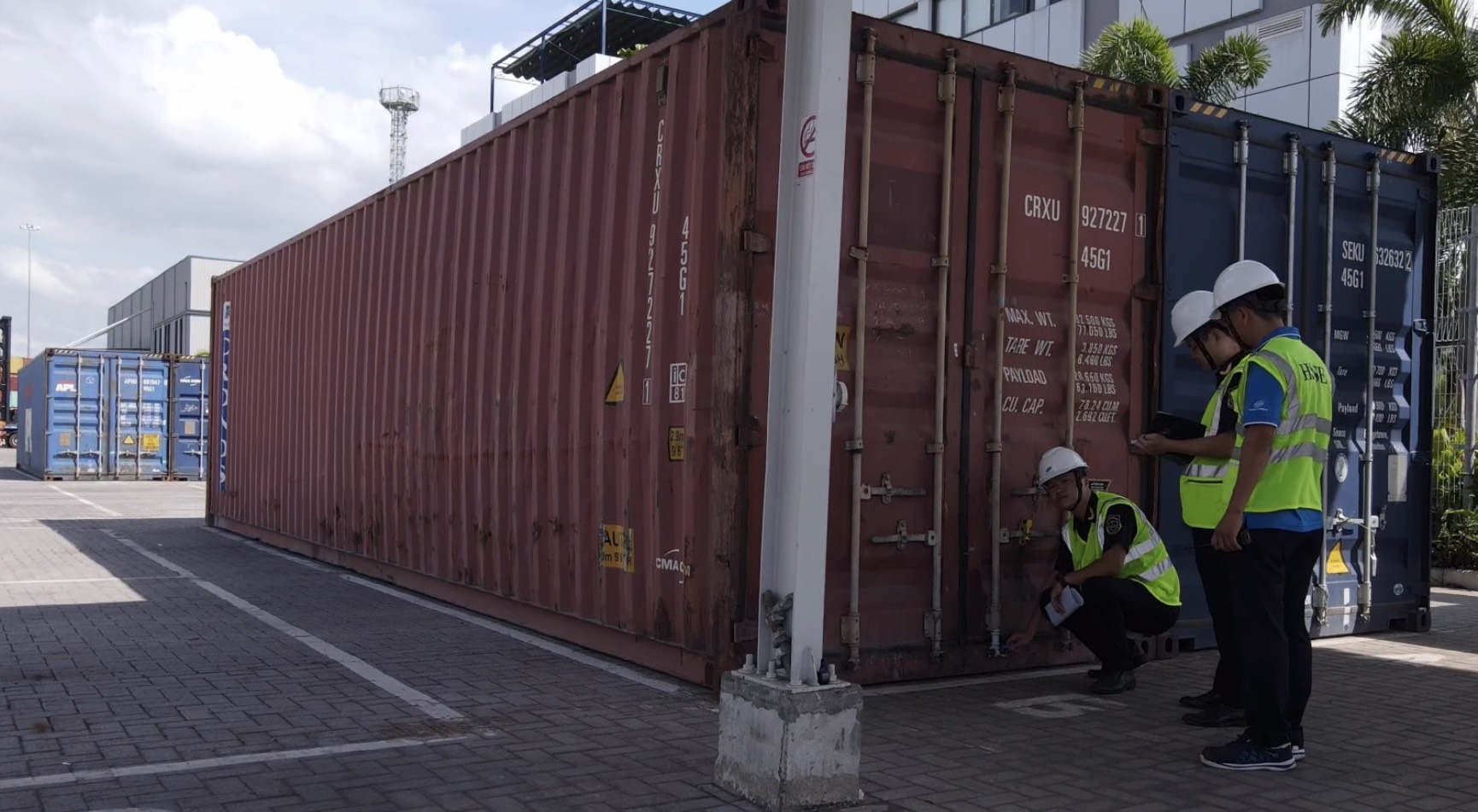 Công chức Chi cục Hải quan cửa khẩu cảng Cái Mép kiểm tra  hàng container.