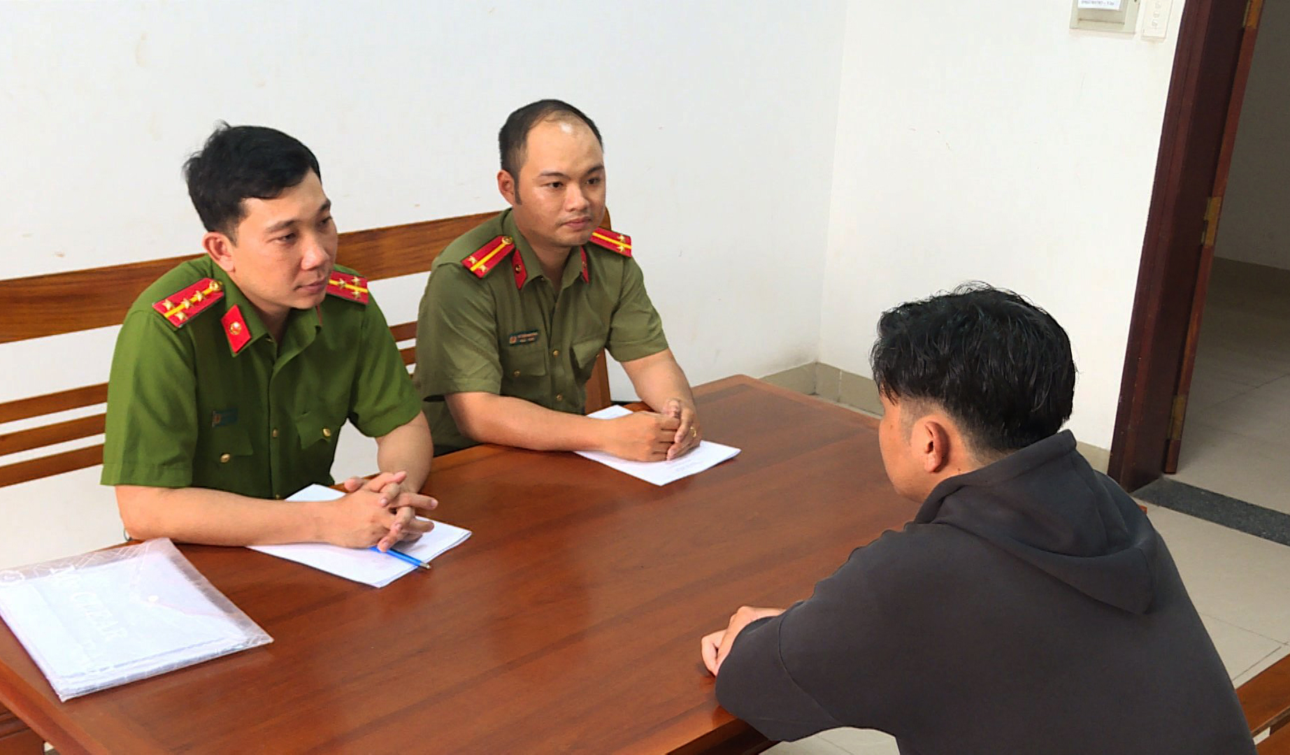 Lực lượng Công an tỉnh làm việc với đối tượng có hành vi “Thu thập, tàng trữ, trao đổi, mua bán, công khai hóa trái phép thông tin về tài khoản ngân hàng” trên không gian mạng.