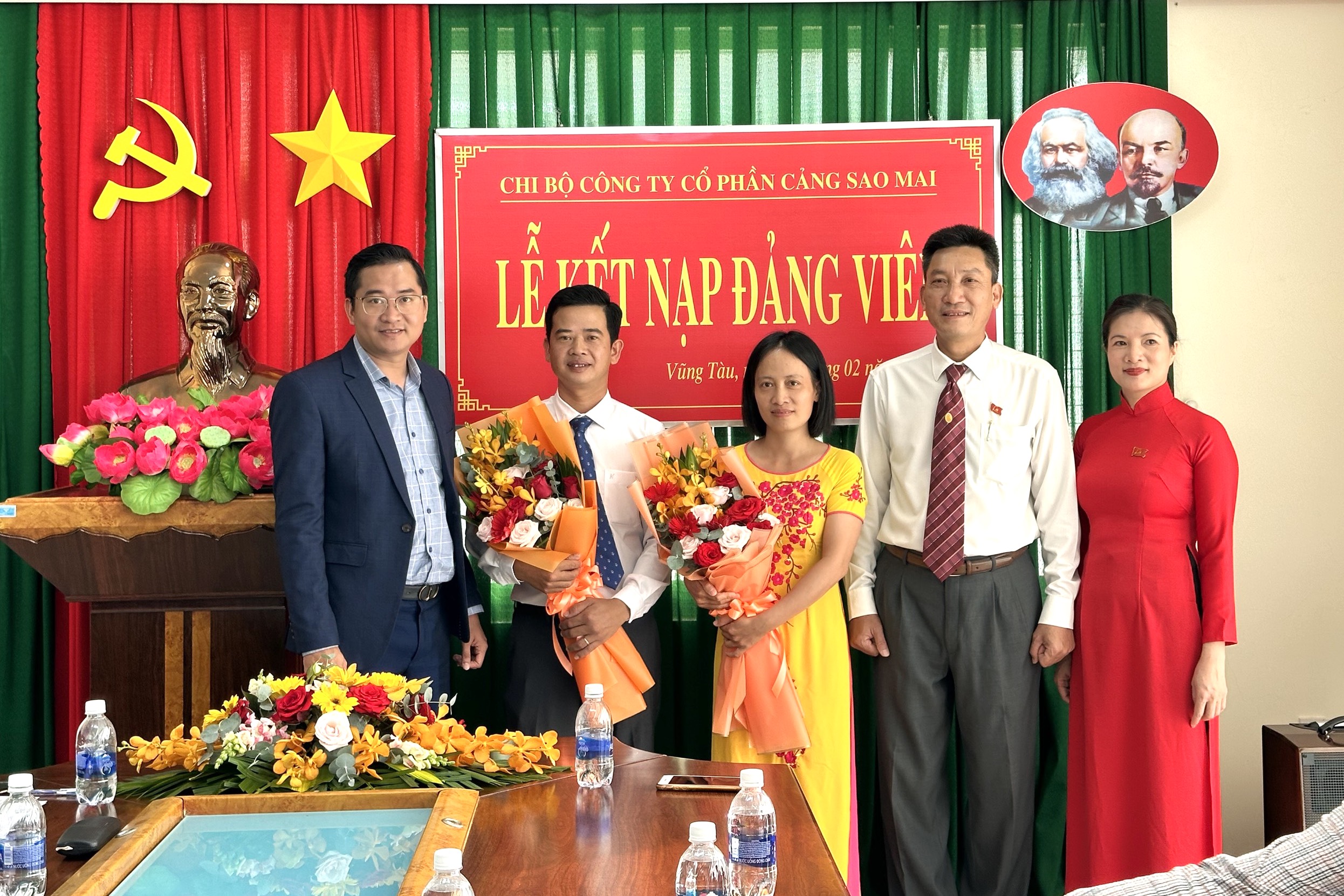 Ông Nguyễn Văn Bùi (thứ 2 từ phải qua), Bí thư Đảng bộ DN ngoài nhà nước TP. Vũng Tàu và đại diện Chi bộ  Công ty CP Cảng Sao Mai trao Quyết định cho 2 đảng viên mới vào ngày 1/2/2023.