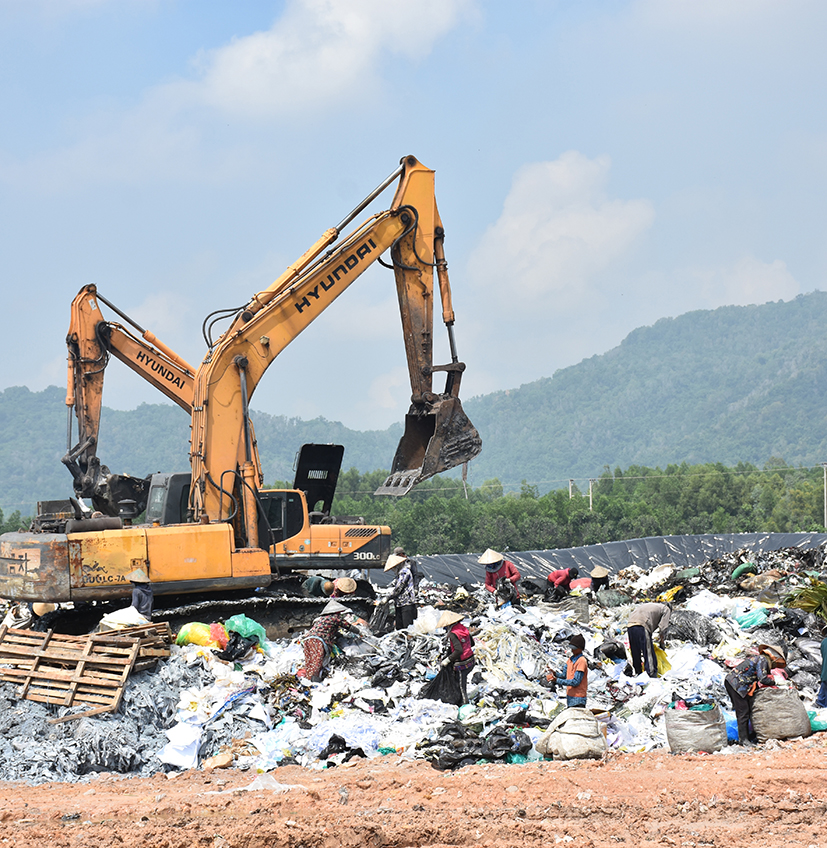Công ty TNHH Kbec Vina nhiều lần vi phạm nghiêm trọng trong công tác bảo vệ môi trường. Trong ảnh: Công nhân thực hiện chôn lấp rác thải sinh hoạt tại bãi chôn lấp thuộc Công ty TNHH Kbec Vina.
