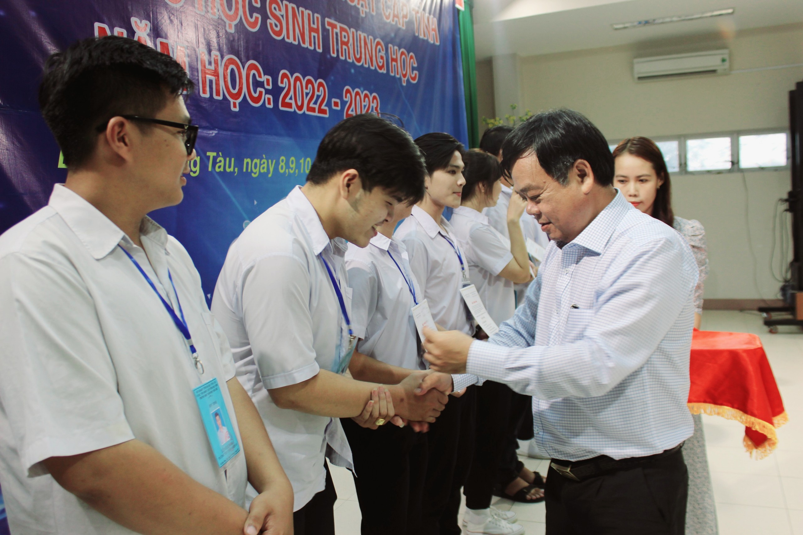 Ông Nguyễn Văn Ba, Phó Giám đốc Sở GD-ĐT  trao giải cho HS có dự án đạt giải Nhất.