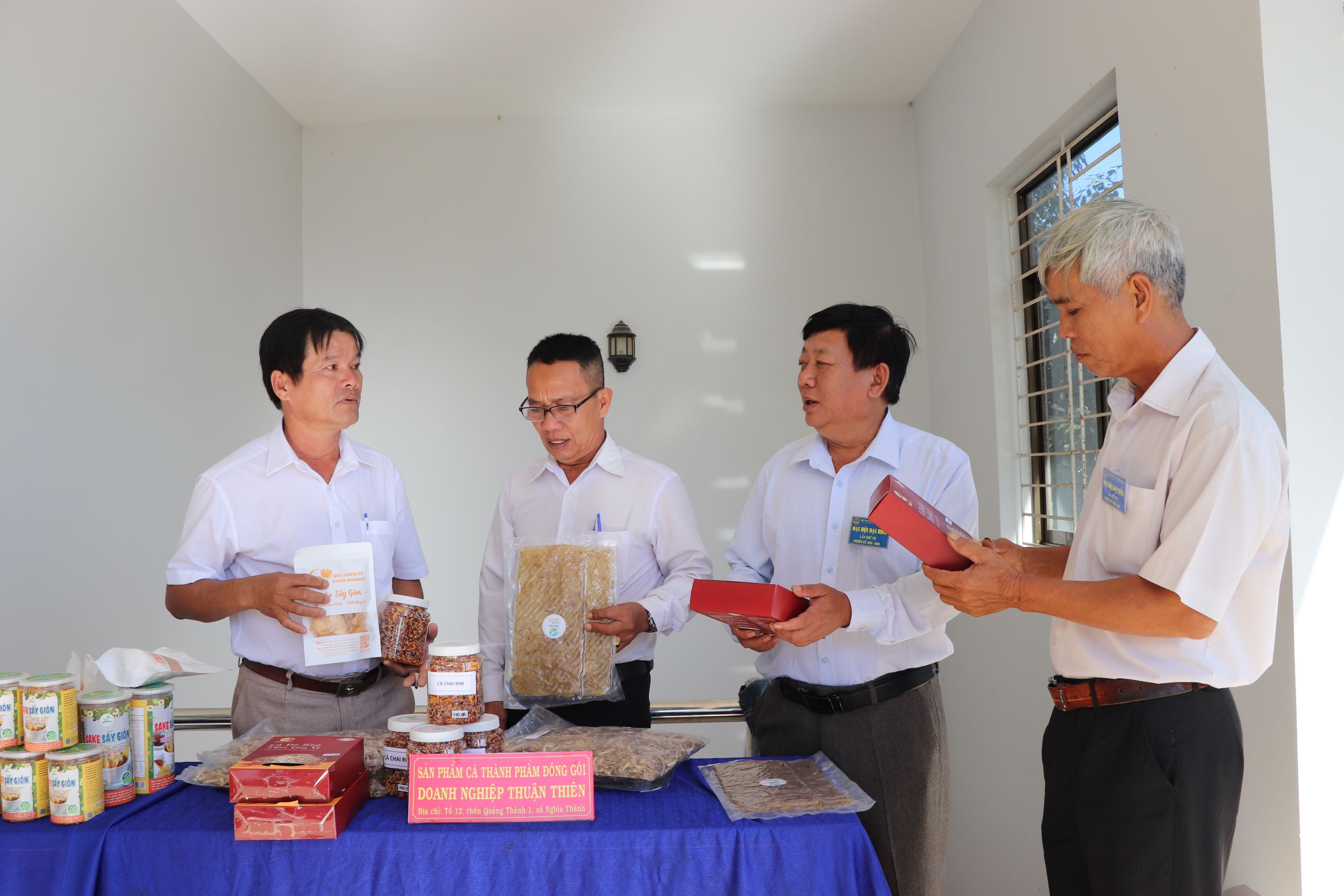 Các đại biểu tham quan các sản phẩm nông nghiệp đặc trưng của xã Nghĩa Thành tại đại hội.
