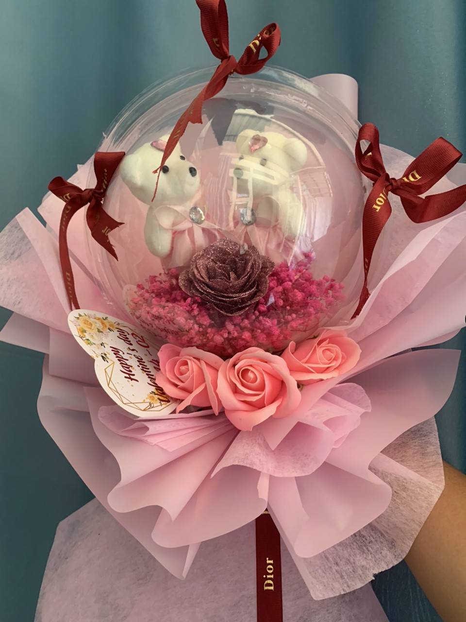 Hoa là mặt hàng được nhiều khách ưa chuộng nhất trong dịp Lễ tình nhân. Trong ảnh: Một bó hoa do chị Huỳnh Thị Yến, chủ shop hoa tại tổ 7, ấp Tây, TP. Bà Rịa làm giao khách.