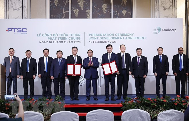 Thủ tướng Phạm Minh Chính và ông Tow Heng Tan, Phó Chủ tịch Hội đồng Quản trị Tập đoàn Sembcorp chứng kiến trao Thoả thuận hợp tác phát triển chung giữa Tổng Công ty Cổ phần dịch vụ kỹ thuật Dầu khí Việt Nam và Công ty Sembcorp Utilities.