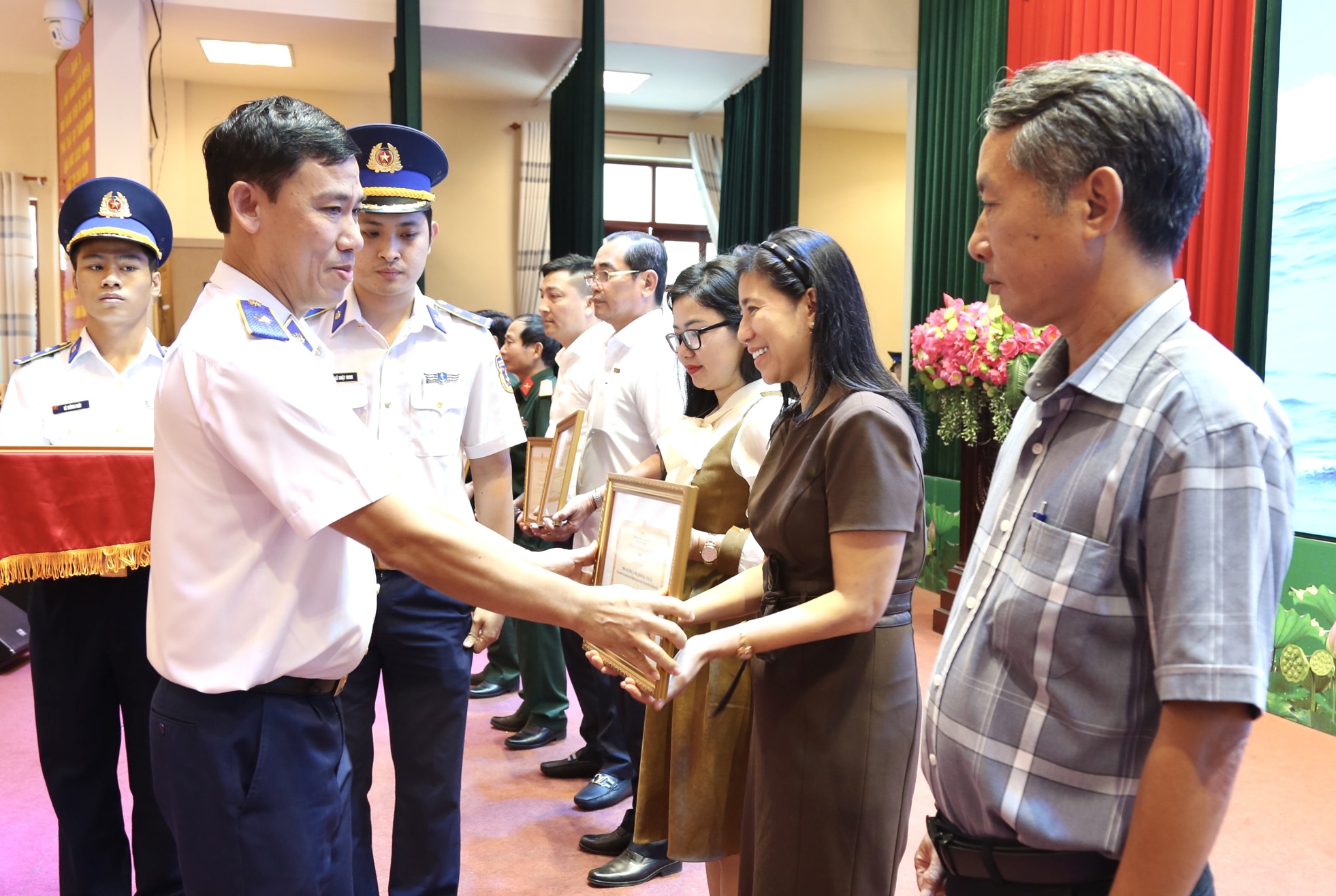 Thiếu tướng Ngô Bình Minh, Tư lệnh Vùng CSB 3 trao Giấy khen cho các tập thể có thành tích xuất sắc trong công tác phối hợp tuyên truyền biển, đảo và lực lượng CSB năm 2022.