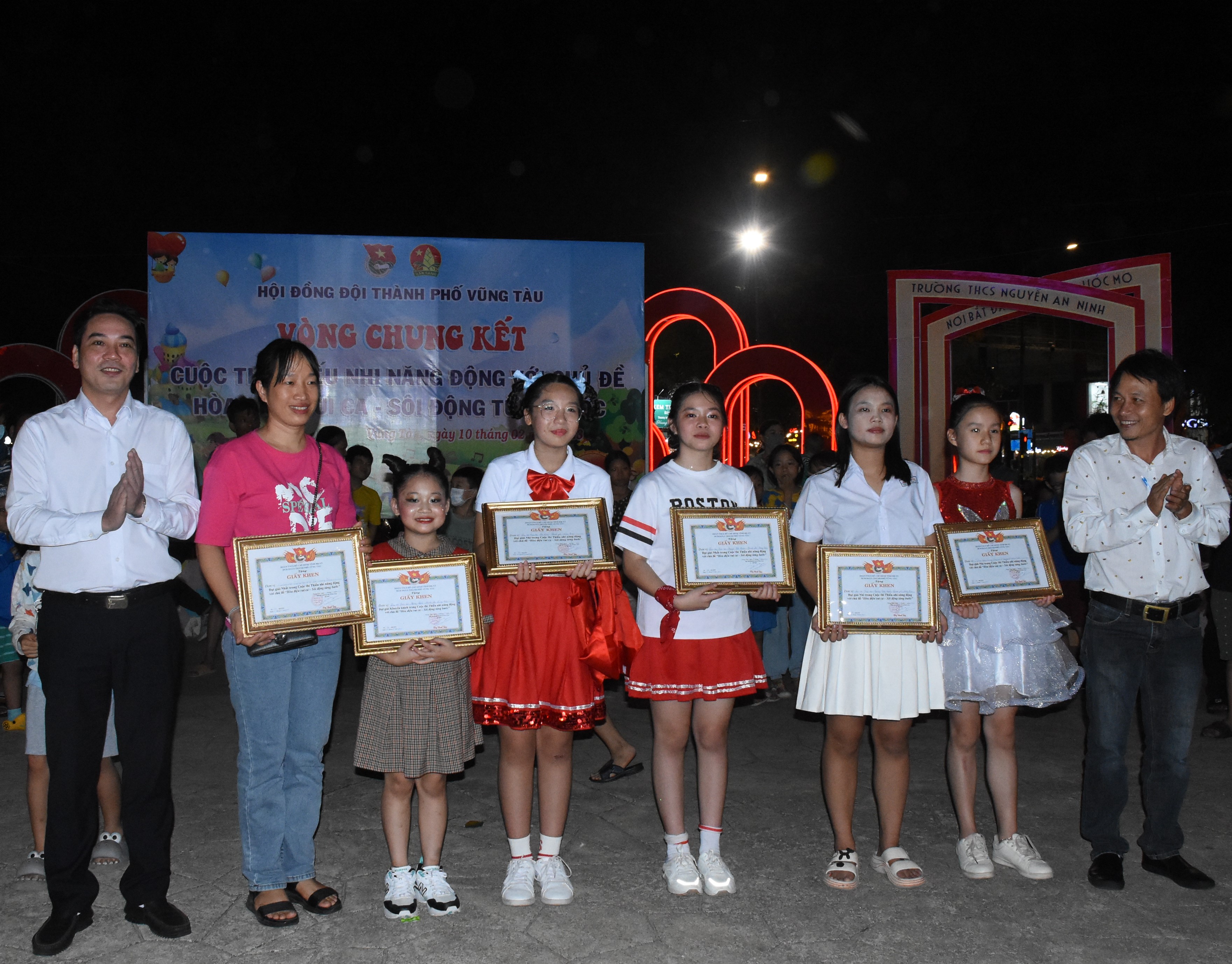 Ban tổ chức trao các giải Nhất, Nhì, Ba cho các đội thi xuất sắc Khối Tiểu học.