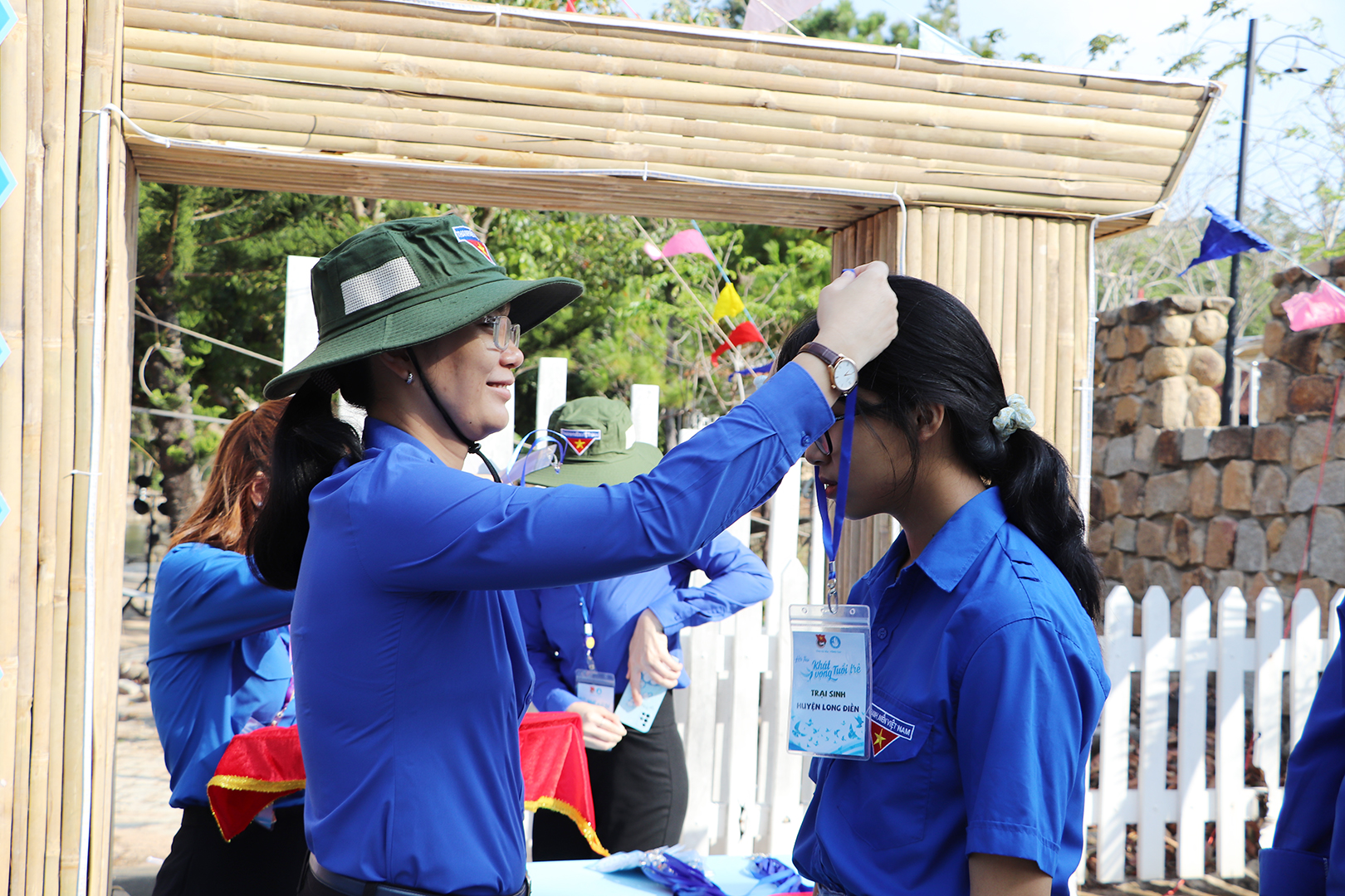 Chị Hồ Thị Ánh Tuyết, Bí thư Tỉnh Đoàn đeo thẻ cho các trại sinh trước khi nhập trại.