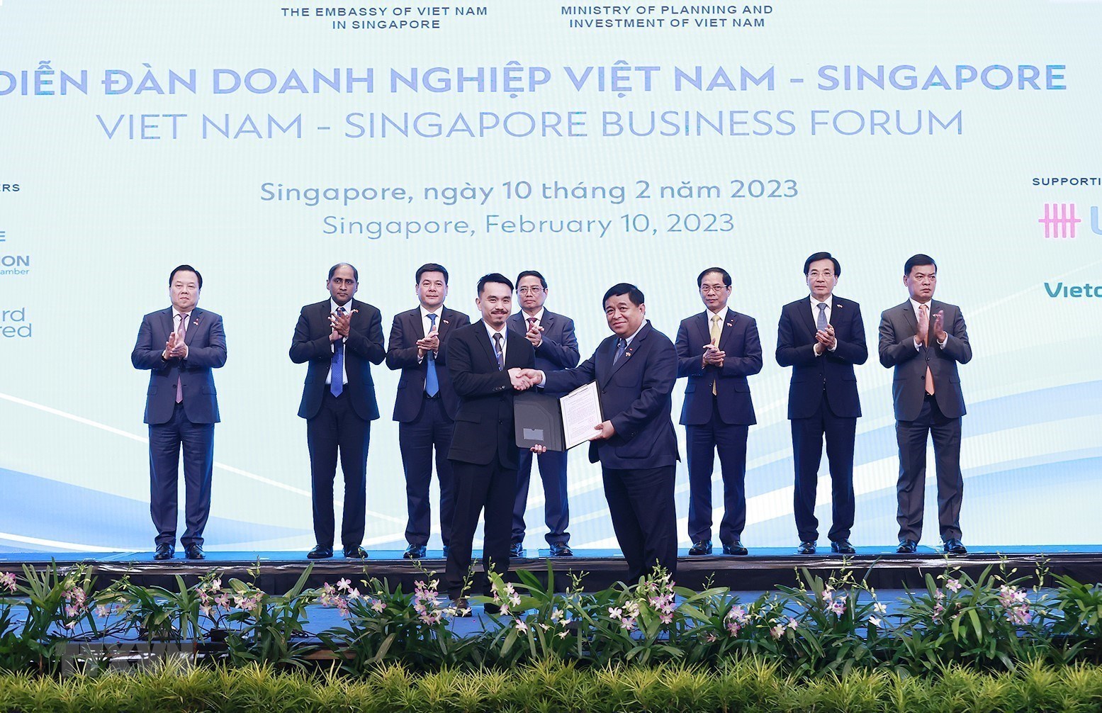 Thủ tướng Phạm Minh Chính chứng kiến trao Thoả thuận hợp tác giữa các cơ quan và doanh nghiệp Việt Nam và Singapore.