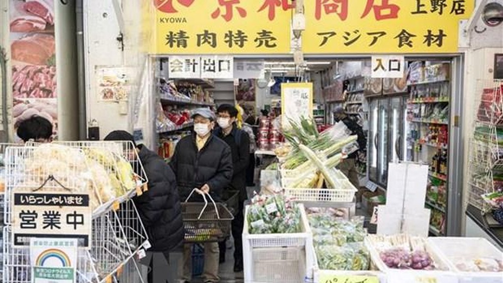 Khách hàng mua sắm tại một cửa hàng ở Tokyo, Nhật Bản.