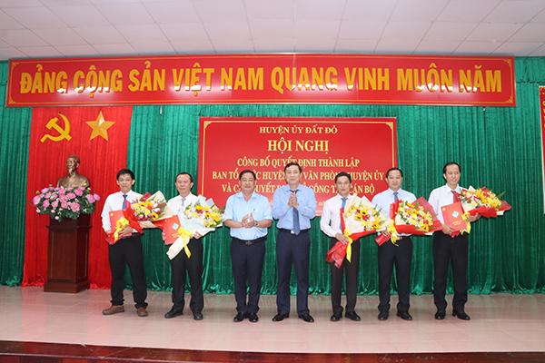 Ông Nguyễn Công Danh, Bí thư Huyện ủy Đất Đỏ trao quyết định và tặng hoa chúc mừng đại biểu trong hội nghị công bố quyết định thành lập Ban Tổ chức Huyện ủy và Văn phòng Huyện ủy. Ảnh: TUẤN VŨ