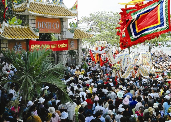 Lễ hội Dinh Cô Long Hải diễn ra từ ngày 10, 11 và 12 tháng 2 âm lịch hàng năm, thu hút hàng chục ngàn ngư dân và du khách đến tham dự.