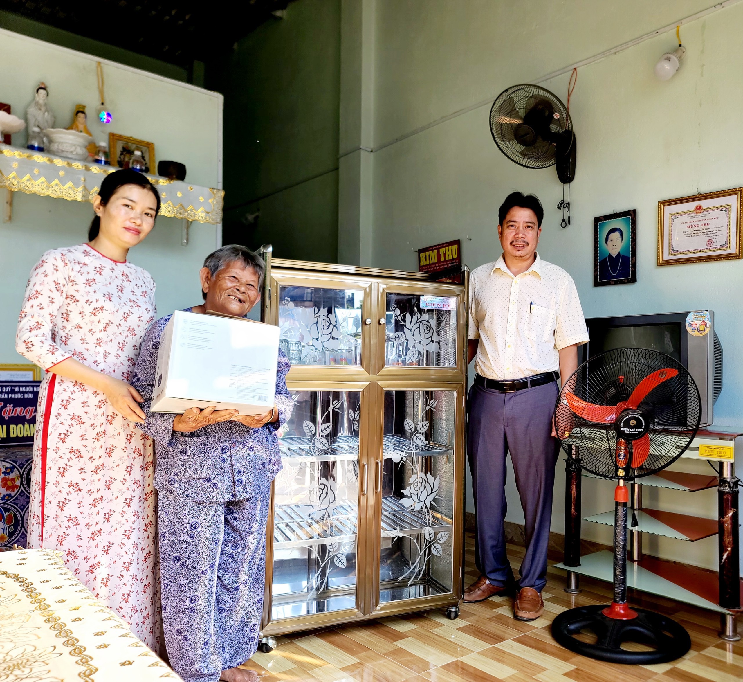 UBND và UBMTTQVN TT. Phước Bửu tặng quà cho gia đình bà Nguyễn Thị Bước (SN 1942 ở KP. Phước Hòa, TT. Phước Bửu).