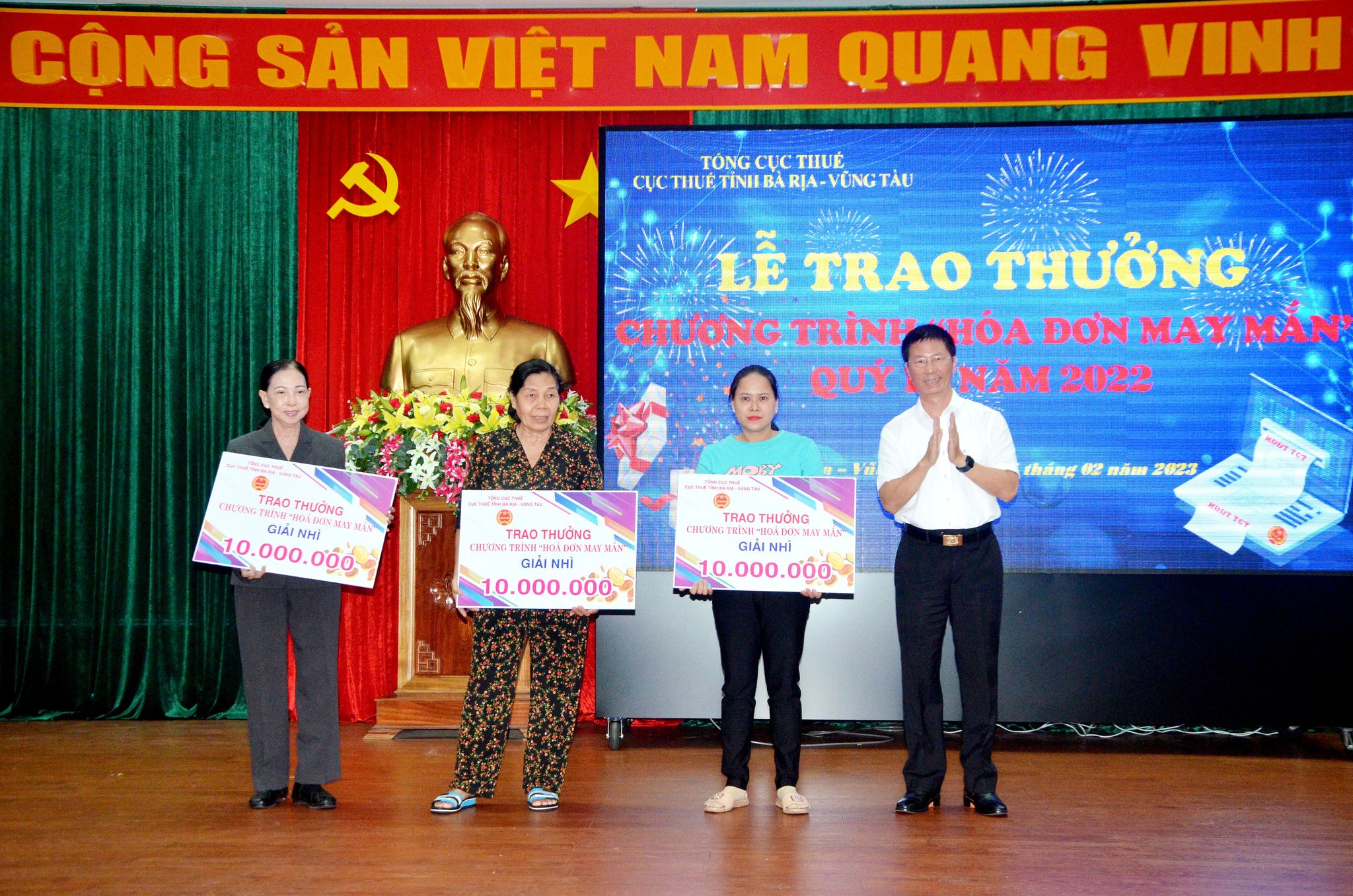 Đại diện Cục Thuế tỉnh trao thưởng cho các tổ chức, cá nhân, hộ kinh doanh đạt giải Nhì.
