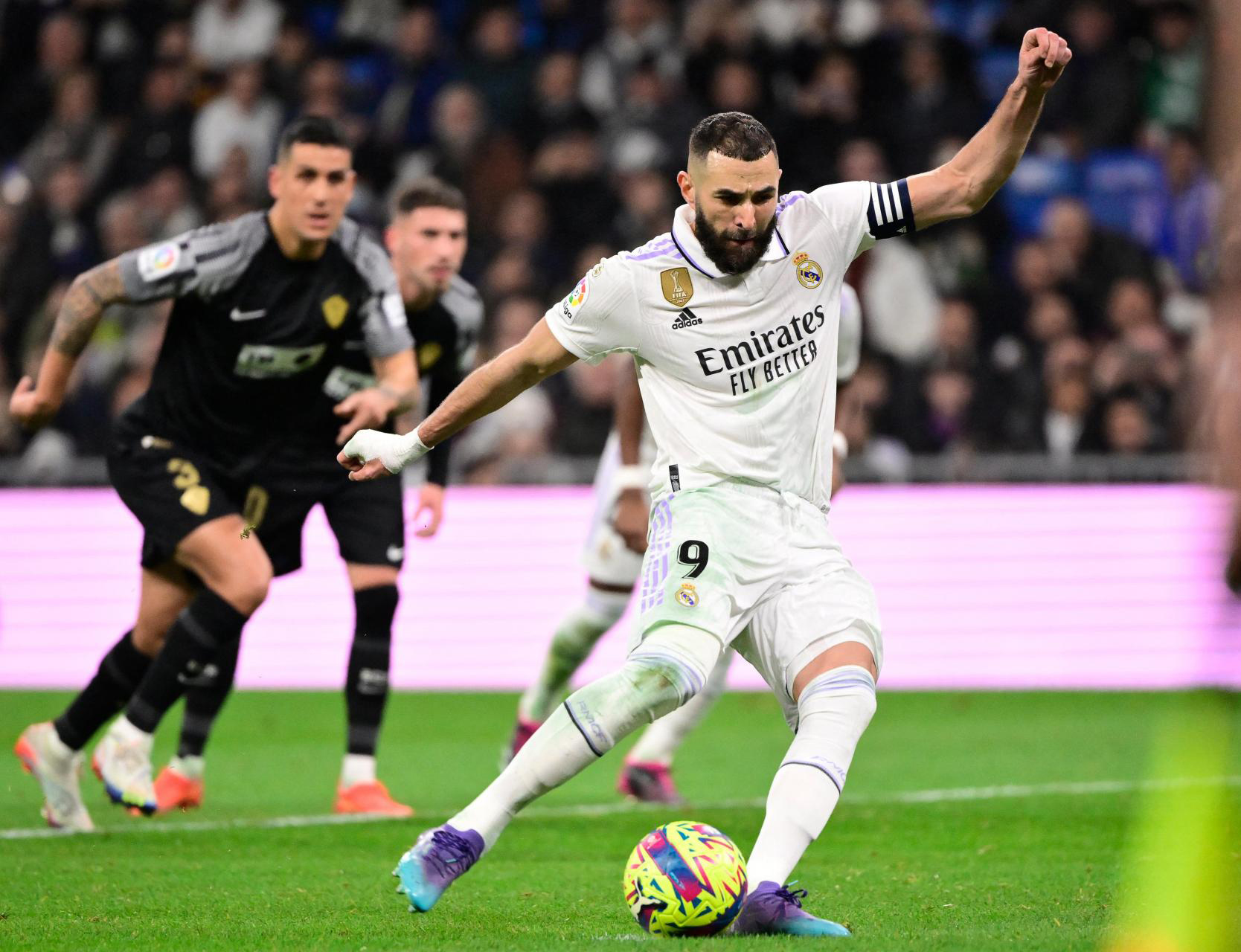 Benzema trở thành chân sút tốt thứ 2 của Real Madrid tại La Liga.