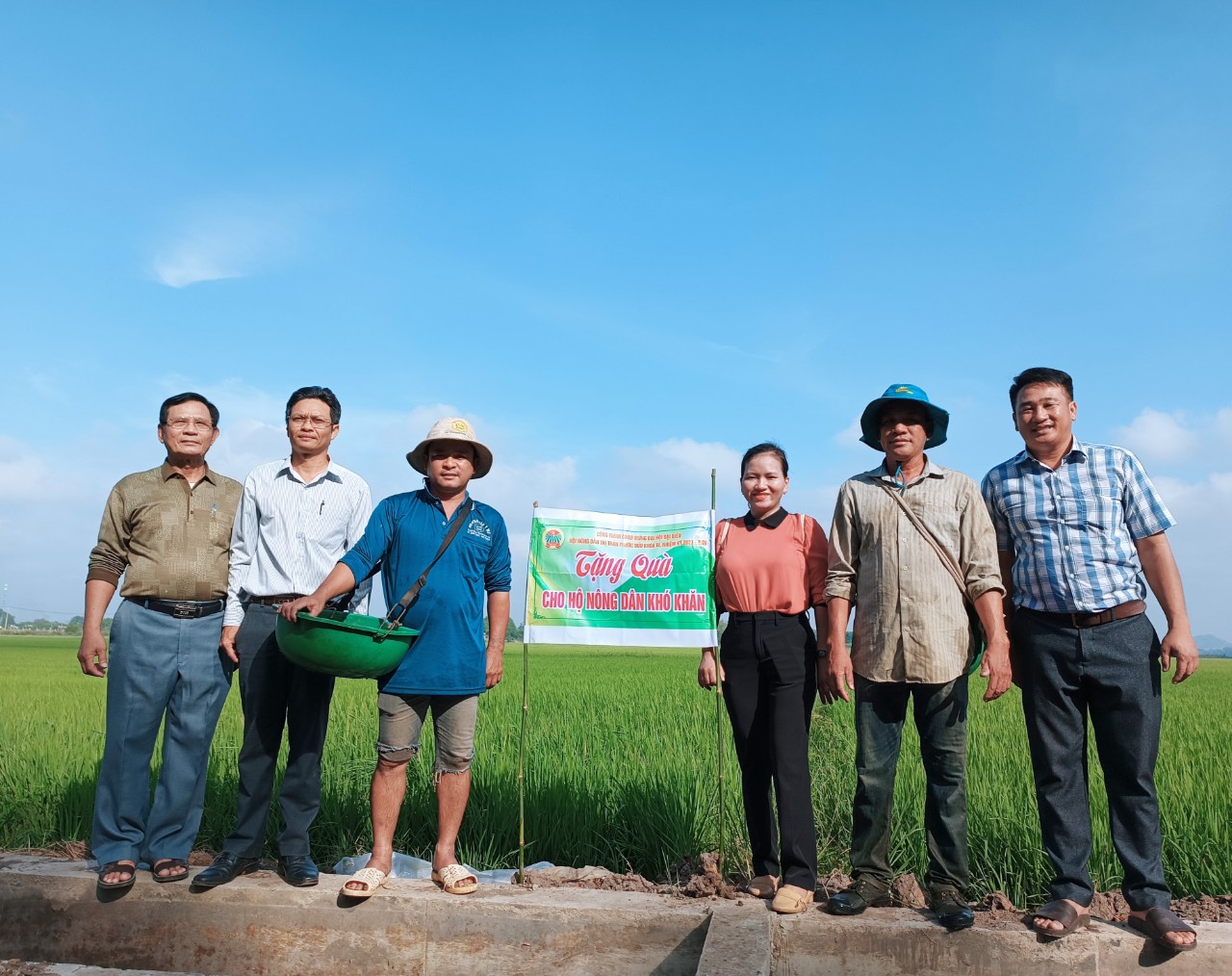 Ông Dương Tấn Linh (thứ hai từ trái vào), Chủ tịch Hội Nông dân huyện Xuyên Mộc và Hội Nông dân TT.Phước Bửu hỗ trợ phân bón cho hội viên nông dân khó khăn canh tác lúa vụ Đông Xuân 2022-2023.