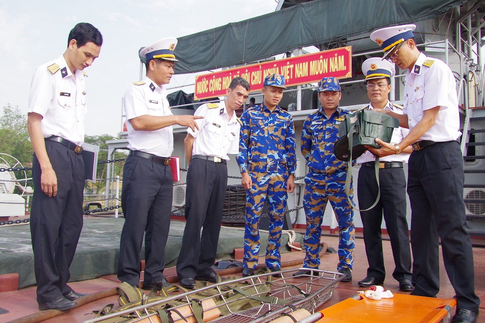 Đoàn công tác của Bộ Tư lệnh Vùng 2 Hải quân kiểm tra công tác chuẩn bị vật chất huấn luyện hậu cần tại Lữ đoàn 125.
