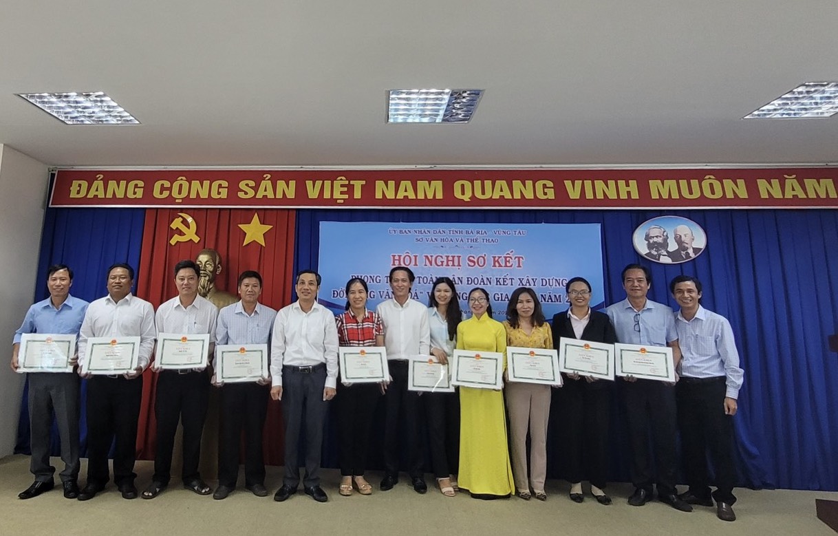 Đại diện Ủy ban MTTQ Việt Nam tỉnh và Sở VH-TT trao bằng khen cho tập thể, cá nhân xuất sắc trong phong trào “Toàn dân đoàn kết xây dựng đời sống văn hoá”.