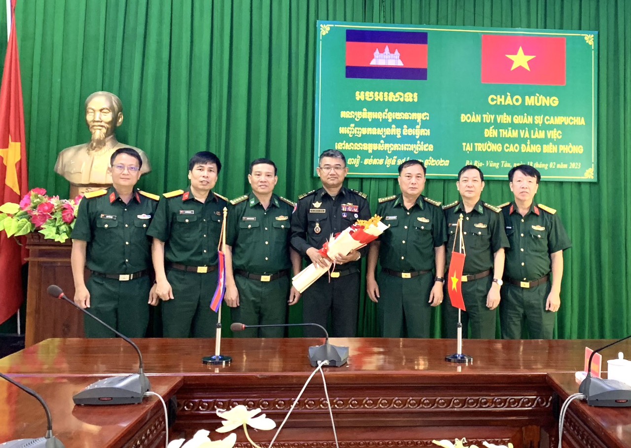 Ban giám hiệu Nhà trường Cao đẳng Biên phòng tặng quà cho Phó Tùy viên Quân sự Hoàng gia Campuchia tại TP. Hồ Chí Minh.