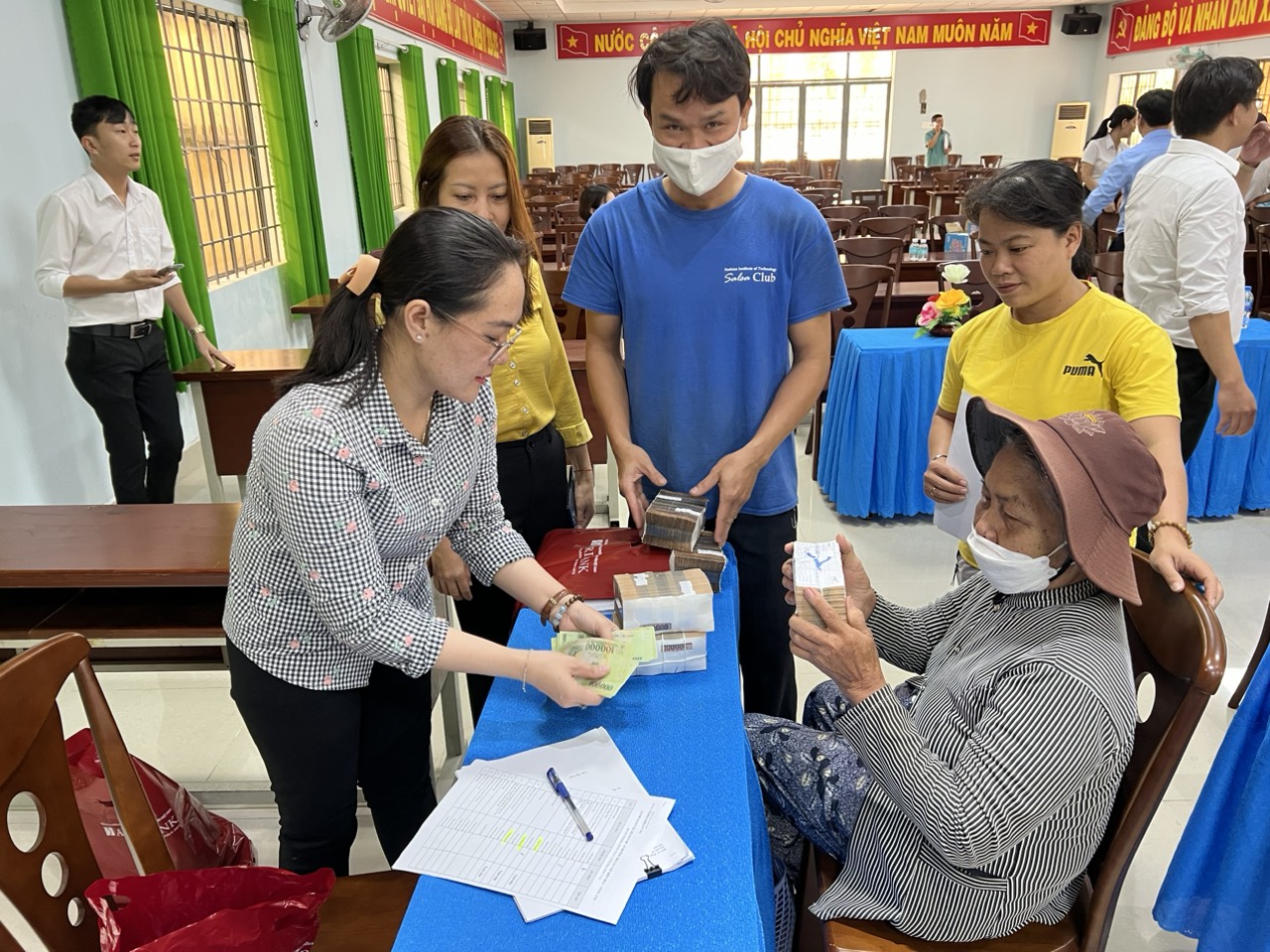 Người dân xã Tóc Tiên (TX.Phú Mỹ) nhận tiền hỗ tợ, bồi thường thu hồi đất thực hiện dự án cao tốc Biên Hòa-Vũng Tàu.