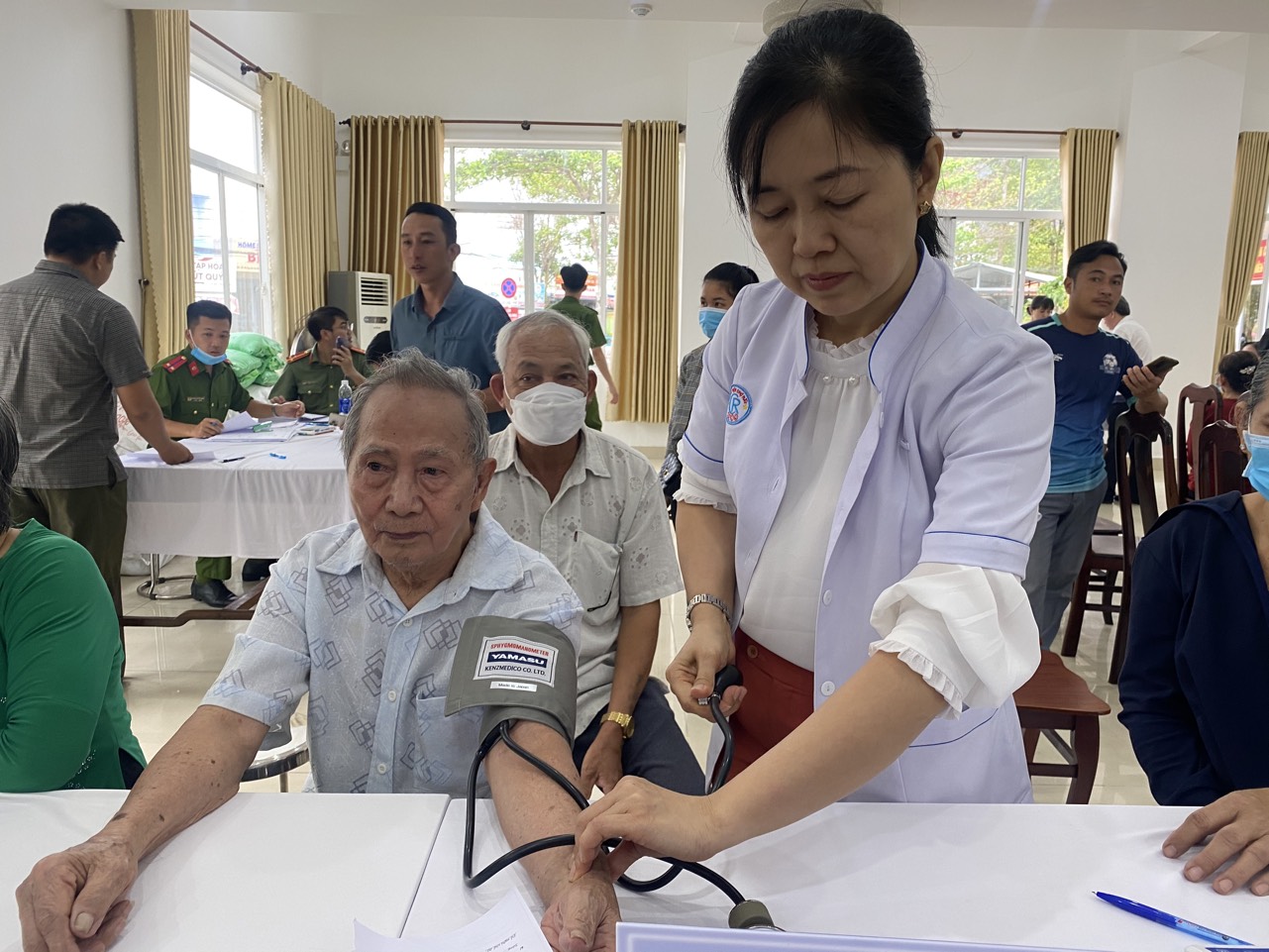 Bác sỹ khám bệnh cho người dân huyện Côn Đảo
